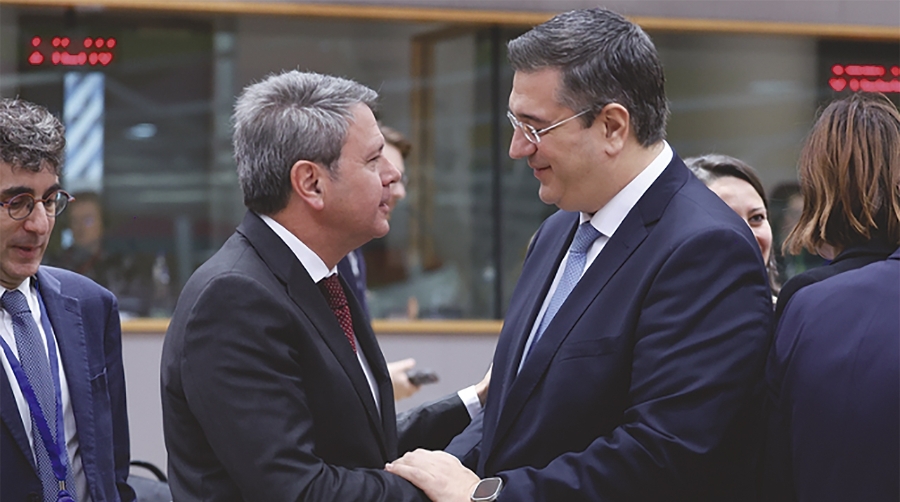 El secretario de Estado, José Antonio Santano y el Comisario Europeo de Transporte Sostenible y Turismo de la Comisón Europea, Apostolos Tzitzikostas.