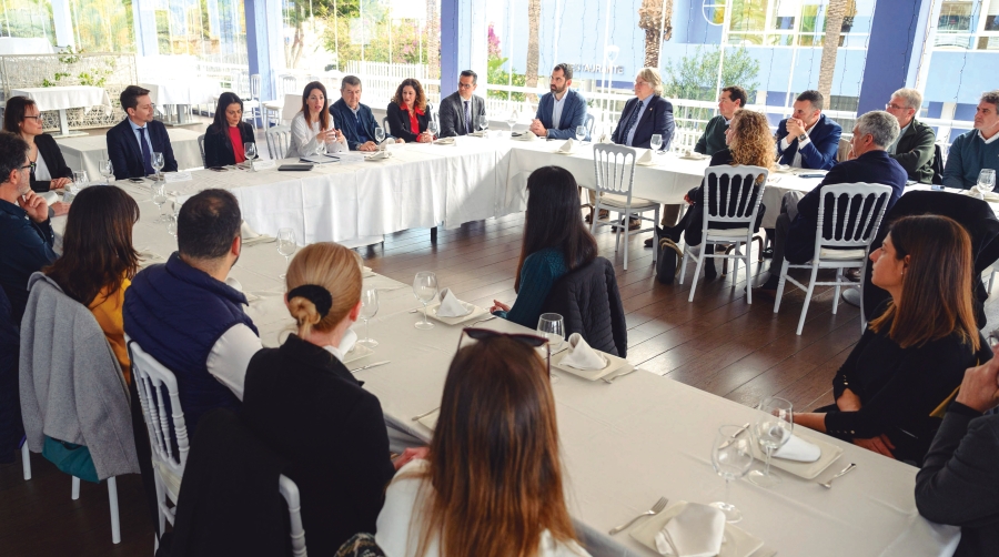 Reunión entre la Autoridad Portuaria, la Universidad de Almería y el tejido empresarial para analizar datos con los que se medirá el grado de dependencia de la economía de la provincia.