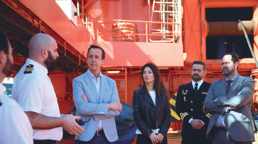 La presidenta de la APA, Rosario Soto, visita el buque Clara Campoamor de Salvamento Marítimo.