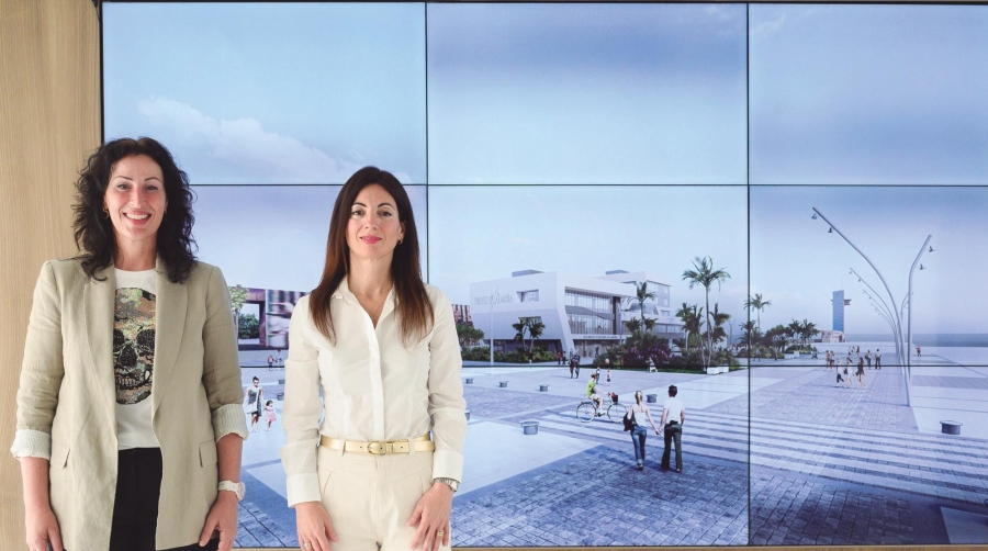 María del Mar Vázquez, alcaldesa de Almería, y María del Rosario Soto, presidenta de la Autoridad Portuaria de Almería, en la presentación del proyecto, actualmente en licitacion, de las obras para la nueva fachada del edificio administrativo de la APA y la urbanización de 6.000 metros cuadrados en su entorno.