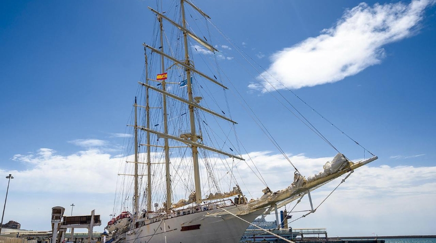 El crucero “Star Clipper” hace su primera escala en el puerto de Almería