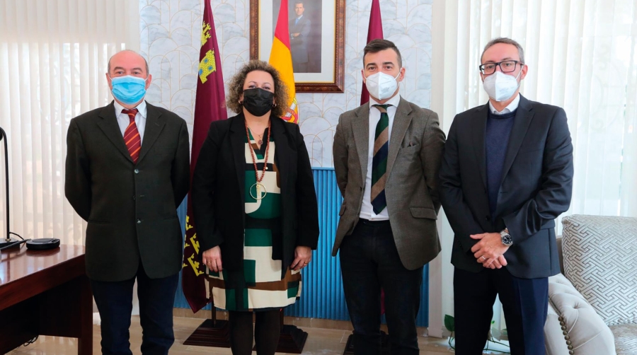 Representantes de la Autoridad Portuaria de Cartagena y Terlocar durante la firma de adhesión de la compañía al convenio.