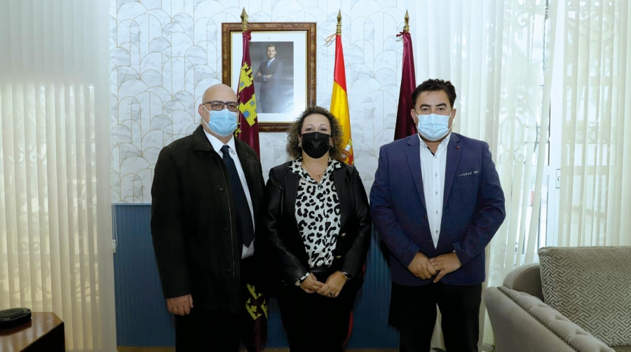Yolanda Muñoz, en el centro de la imagen, junto a José Manuel Alvares y Juan Cava.