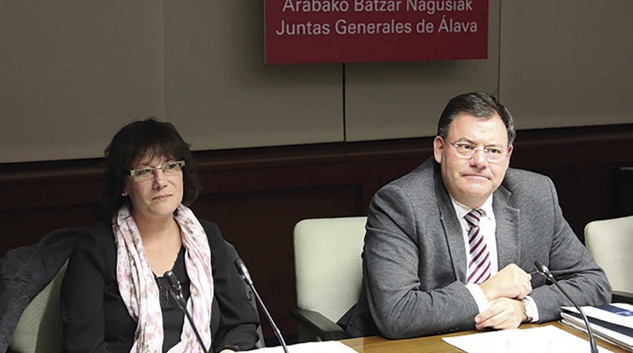Josu L&oacute;pez Ubierna, diputado foral de Infraestructuras Viarias y Movilidad (derecha), explic&oacute; los detalles del proyecto.