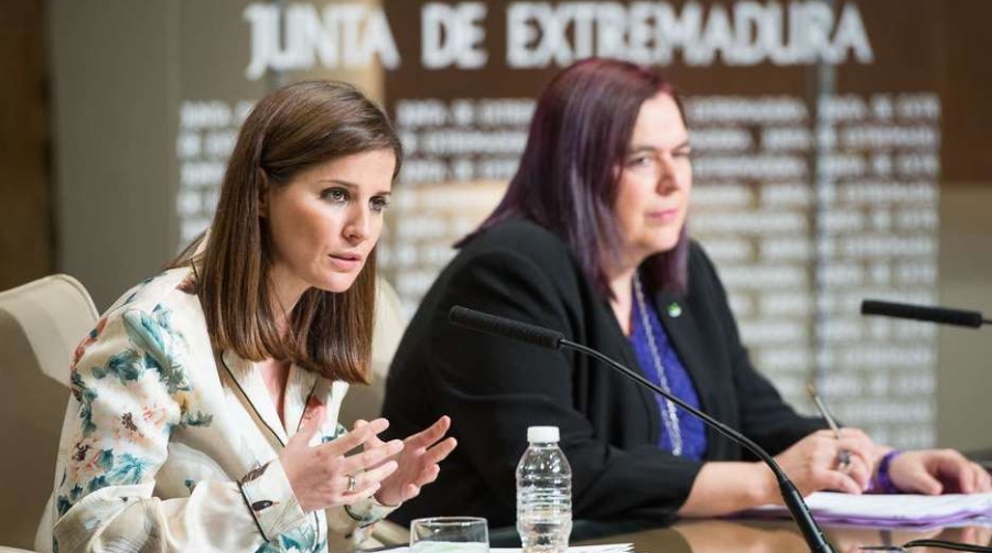 Isabel Gil Rosi&ntilde;a, portavoz de la Junta de Extremadura y Bego&ntilde;a Garc&iacute;a Bernal, consejera de Medio Ambiente y Rural, Pol&iacute;ticas Agrarias y Territorio de la Junta de Extremadura.