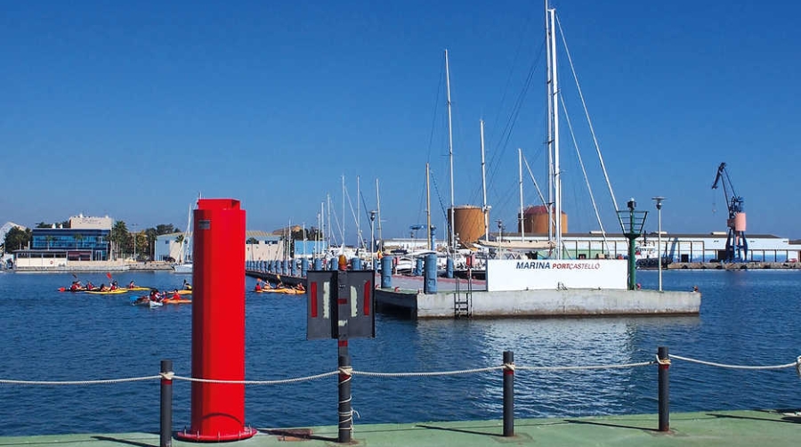 El Puerto de Castell&oacute;n mejora su balizamiento mar&iacute;timo con nuevos postes de se&ntilde;alizaci&oacute;n de Almar&iacute;n