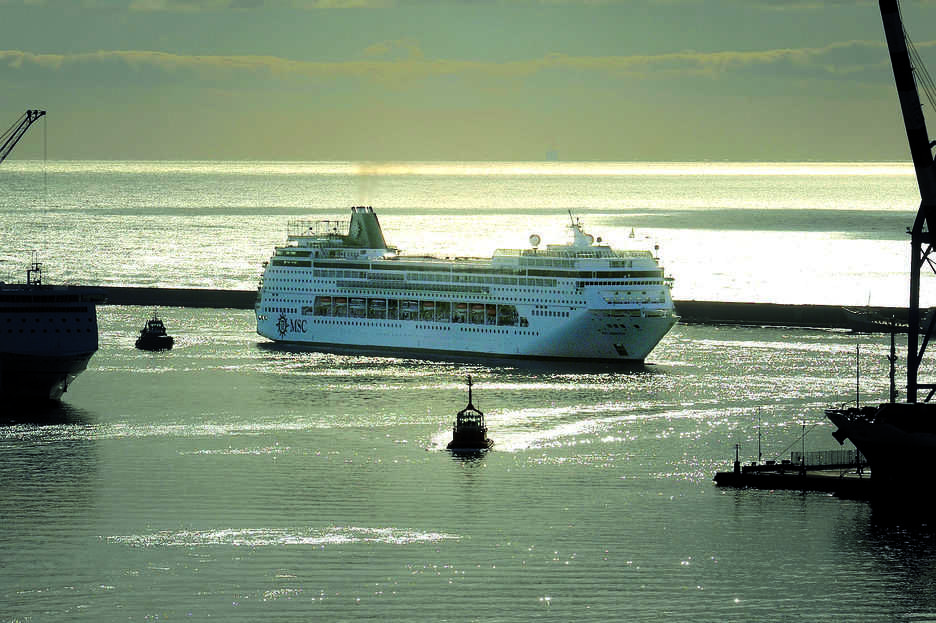 El renovado &quot;MSC Armonia&quot; atraca en el Puerto de Ibiza