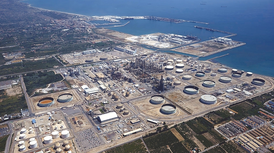 En primer plano, refinería de bp en Castellón.