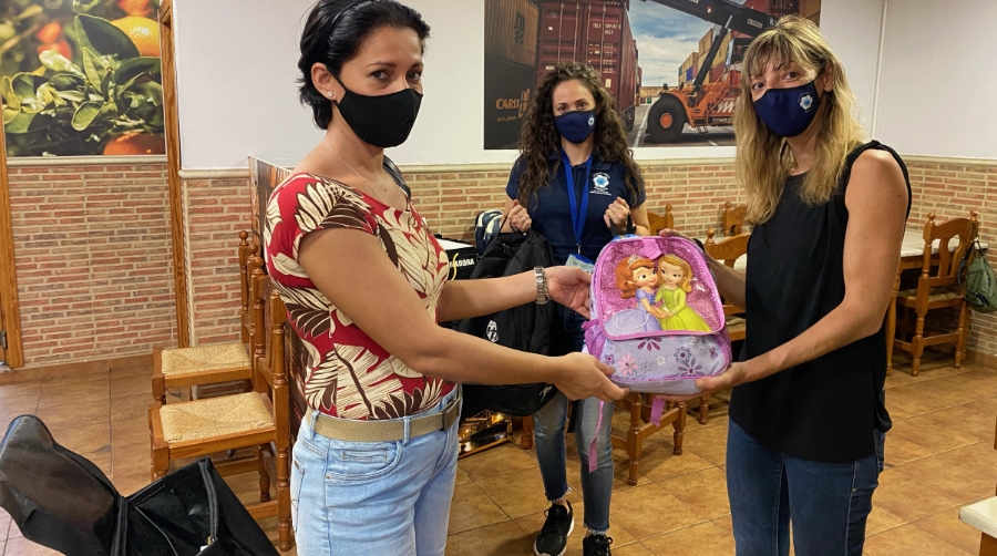 Coordinadora Solidaria entrega 110 mochilas con material escolar a las familias usuarias del Puchero
