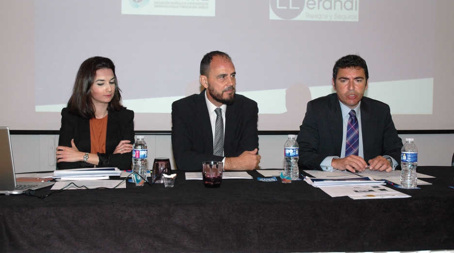 De izquierda a derecha, Patricia S&aacute;nchez, del Departamento de Desarrollo de Negocio de Llerandi; Javier Lugr&iacute;s, director gerente de Llerandi; y Juan Manuel Sierra, secretario general de ATFRIE. Foto I.Pe&ntilde;a.