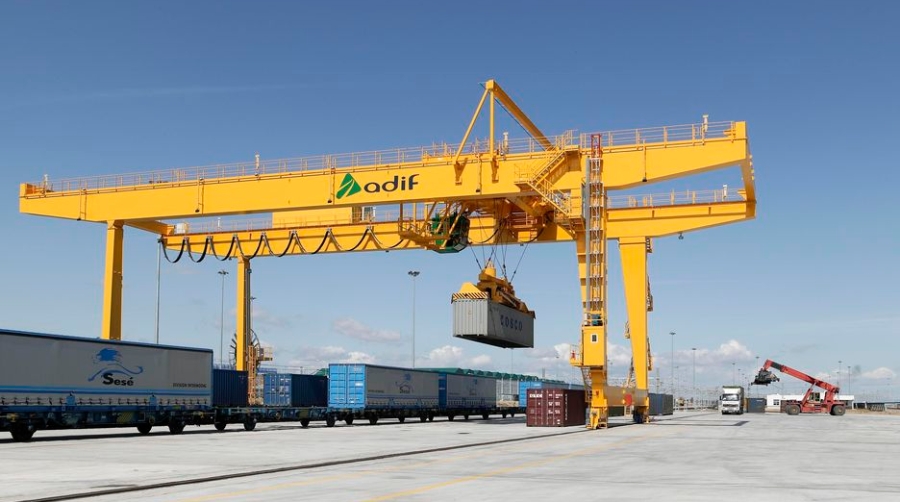 Adif paraliza las licitaciones de terminales de mercanc&iacute;as mientras replantea el modelo
