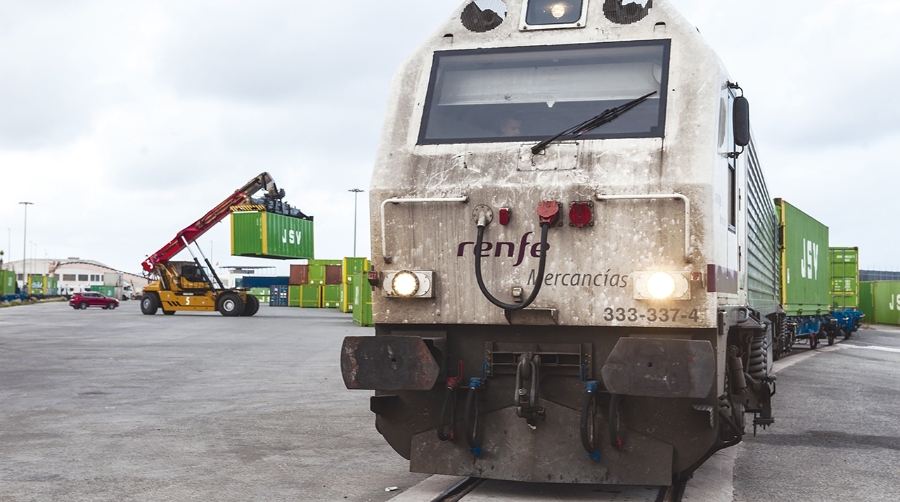 Momento de la carga de contenedores en un una de las líneas de ferrocarril con destino a Miranda de Ebro.