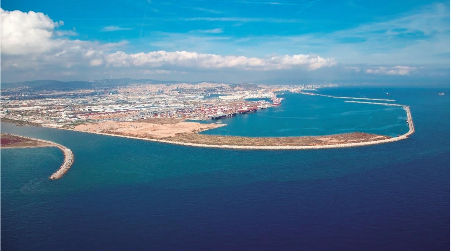 El recinto a generar se emplaza en la ampliación sur del Puerto, entre el dique Sur y el futuro muelle Catalunya