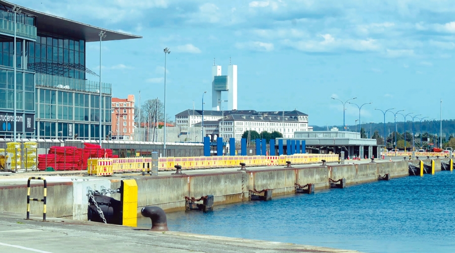 En las obras que se desarrollan en el muelle de Trasatlánticos para renovar las defensas y mejorar las condiciones de la infraestructura, ya se está preparando la canalización por la que discurrirán las conducciones.