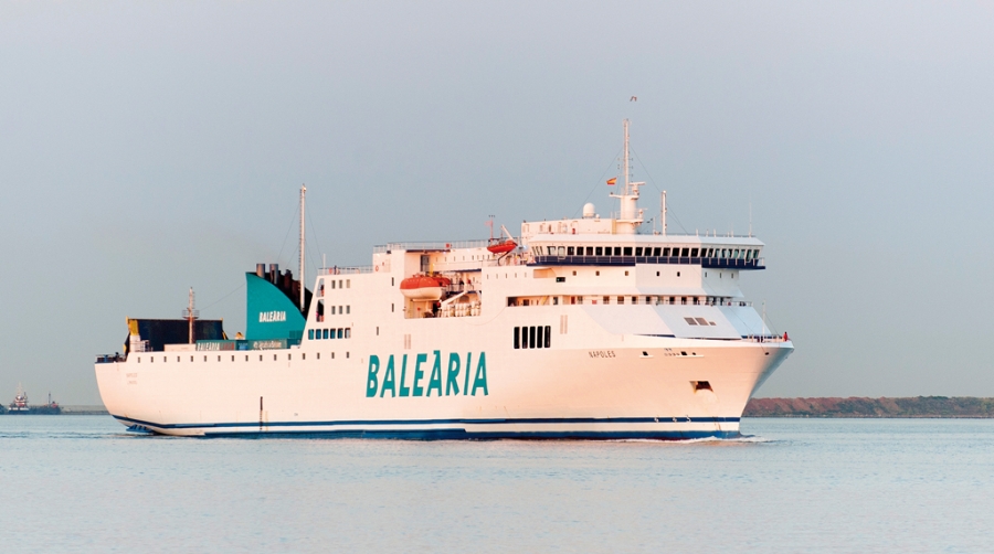 El ferry &quot;N&aacute;poles&quot; de Bale&agrave;ria se reincorpora al servicio entre Algeciras y T&aacute;nger tras el choque con un carguero