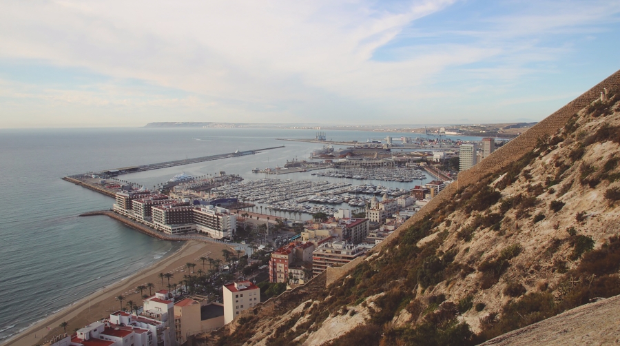 La Autoridad Portuaria de Alicante ha licitado la construcción de dos edificios modulares en el tramo final del Muelle 14 del puerto alicantino.