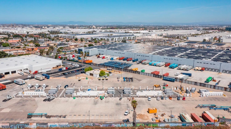 La instalación está situada al lado de la autopista Harbor (110) de Los Ángeles, en Denker Avenue.
