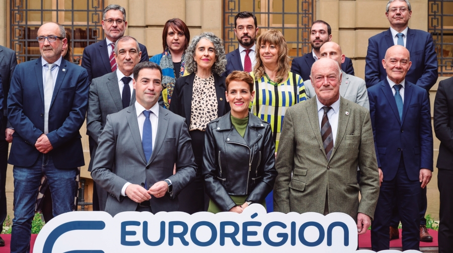 En primer término: Imanol Pradales, lehendakari del Gobierno Vasco; María Chivite, presidenta de Navarra; Alain Rousset, presidente de Nueva Aquitania.