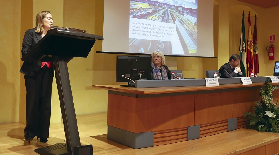 Presentación de la Estrategia Logística por la ministra Ana Pastor en Cádiz, con Teófila Martínez en aquel momento todavía como alcaldesa de esa ciudad.