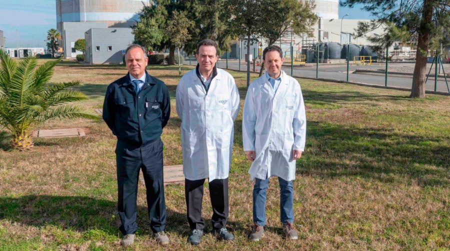 De izquierda a derecha, el director general de Saggas, Santiago Álvarez; el consejero delegado de Enagás, Arturo Gonzalo; y el consejero delegado de Holcim España, Ricardo de Pablos, en la visita este miércoles a la planta de GNL de Saggas en Sagunto.
