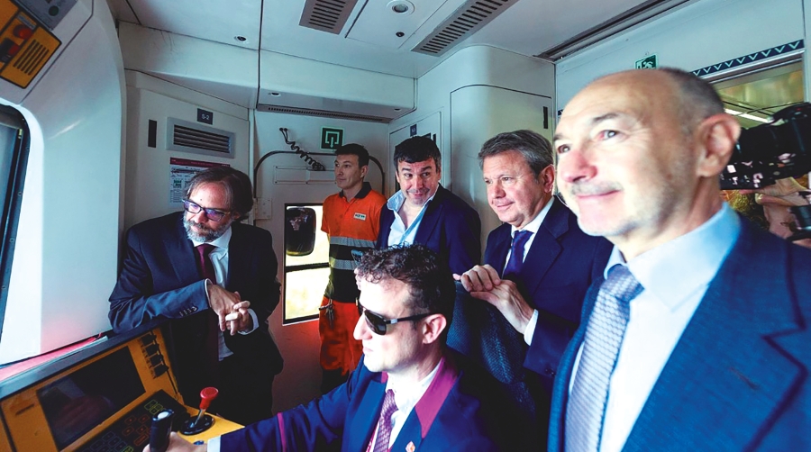 En el centro de la imagen, José Antonio Santano, secretario de Estado de Transportes y Movilidad Sostenible, durante la reapertura el pasado 9 de junio de la línea ferroviaria Zaragoza-Huesca-Canfranc.