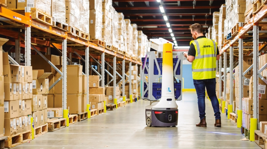 La robótica y los humanoides llevarán la inteligencia artificial al mundo físico, ampliando la automatización en almacenes y otros entornos logísticos, según concluye el informe de DHL.