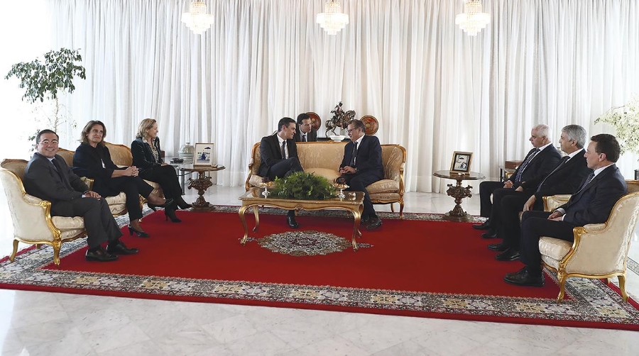El presidente del Gobierno, Pedro Sánchez, y el jefe de Gobierno del Reino de Marruecos, Aziz Akhanouch, mantienen un encuentro en el Pabellón Real del Aeropuerto Internacional Mohammed V de Rabat.