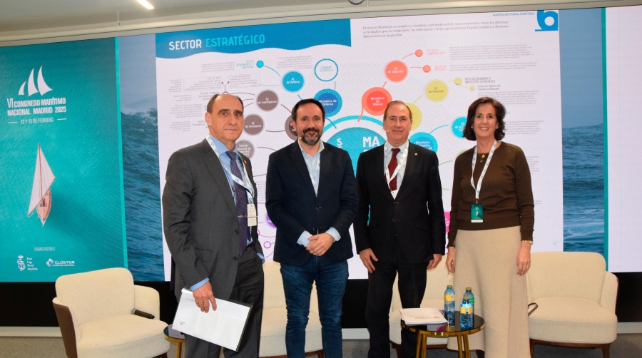 De izquierda a derecha: Juan Díaz Cano, presidente de la Real Liga Naval Española; César Ramos Esteban, diputado por Cáceres y portavoz de Transportes del PSOE; Juan Manuel Lafuente Mir, conseller del Mar y del Ciclo del Agua de Baleares del Partido Popular; y Elena Seco, directora general de ANAVE. Foto M.C.
