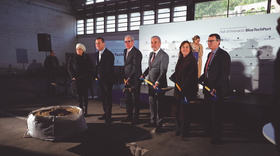 Emma Cobos, directora de Innovación y Estrategia de la Economía Azul; Gustavo Santana, presidente Puertos del Estado; José Alberto Carbonell, presidente del Port de Barcelona; Jaume Collboni, alcalde de Barcelona; Sílvia Paneque, consellera de Territorio, y Carles Anglada, director general de World Trade Center Barcelona. Foto J. M.