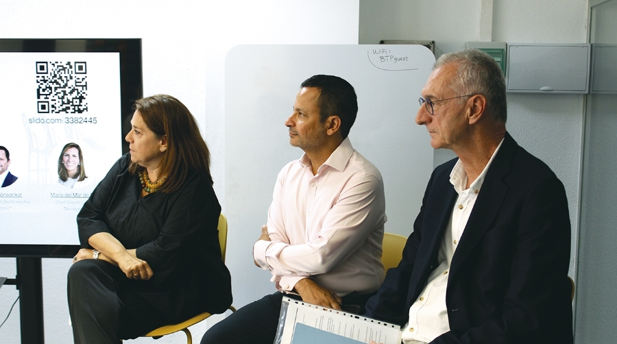 Emma Cobos, directora de Innovación y Estrategia de Negocio de Port de Barcelona; Anjaney Borwankar, cofundador y CEO de Navozyme; y Javier Valencia, capitán marítimo de Barcelona. Foto M.V.