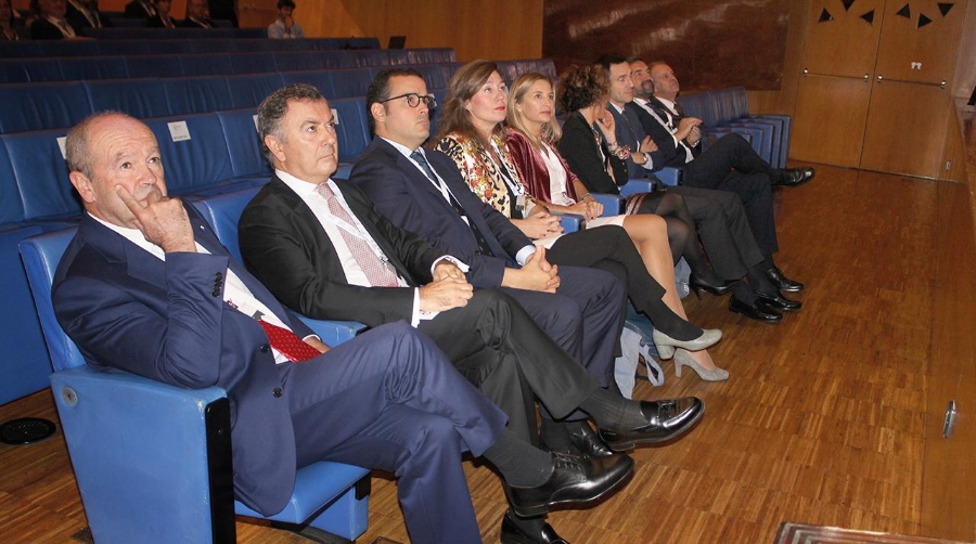 El presidente de la AP de Bilbao, Ricardo Barkala (en primer término), junto al presidente de Cámara Bilbao, José Ángel Corres, y representantes de la Autoridad Vasca de la Competencia, APB y entidades colaboradoras del Congreso. Foto J.P.