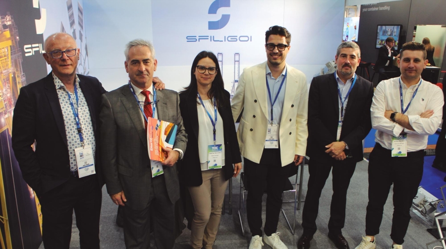 Desde la izquierda: Alessandro Sfiligoi, CEO de Sfiligoi; Jon Pastrana, CEO de Debusman; Caterina Genovese, de Sfiligoi; Davide Sfiligoi, de Sfiligoi; Roberto Bartolomé, de UniportBilbao; Andrea Mandaio, de Sfiligoi. Foto J.P.