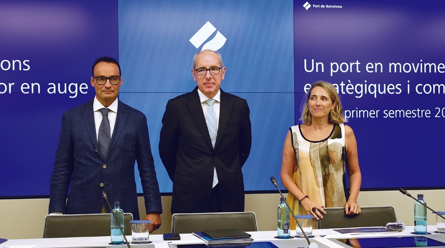 De izquierda a derecha: Àlex Garcia, director general de Port de Barcelona, José Alberto Carbonell, presidente de Port de Barcelona, Núria Burguera, directora de comunicación de Port de Barcelona. Foto J.M.
