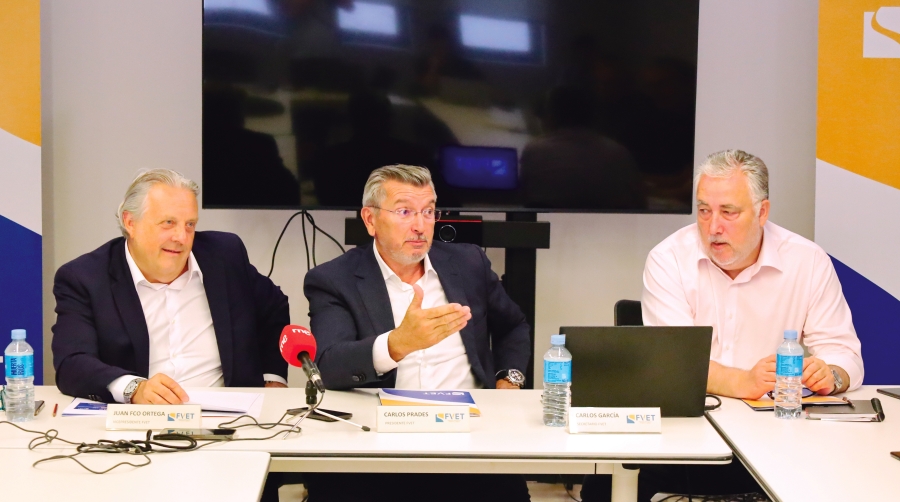 Juan Ortega, Carlos Prades y Carlos García, vicepresidente, presidente y secretario general de la FVET, en una comparecencia ante los medios de comunicación el pasado mes de julio. Foto R. T.