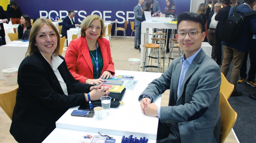 Antonia Giménez, directora del departamento de Reefer de Grupo Raminatrans (centro) con Zheng Zhong, Reefer Sales Executive de Grupo Raminatrans, y Cristina Rodríguez, jefa de Comercial y Clientes de la AP de Valencia. Foto J.P.