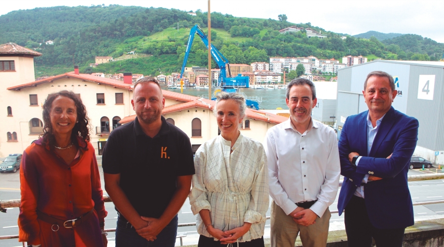Desde la izquierda: Leire Bilbao, directora de Innobasque; Iván Alzate, responsable de Innovacion de Kimua; Izaskun Goñi, presidenta de la Autoridad Portuaria de Pasaia; Iker Bergaretxe, subdirector de Sprilur, y Rogelio Pozo, director general de Azti. Foto J.P.