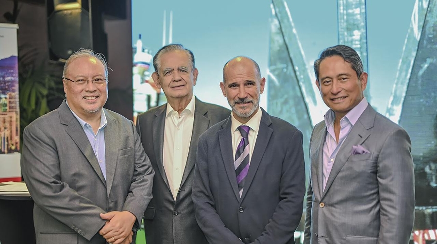 El embajador con representaciones empresariales de la comunidad portuaria.