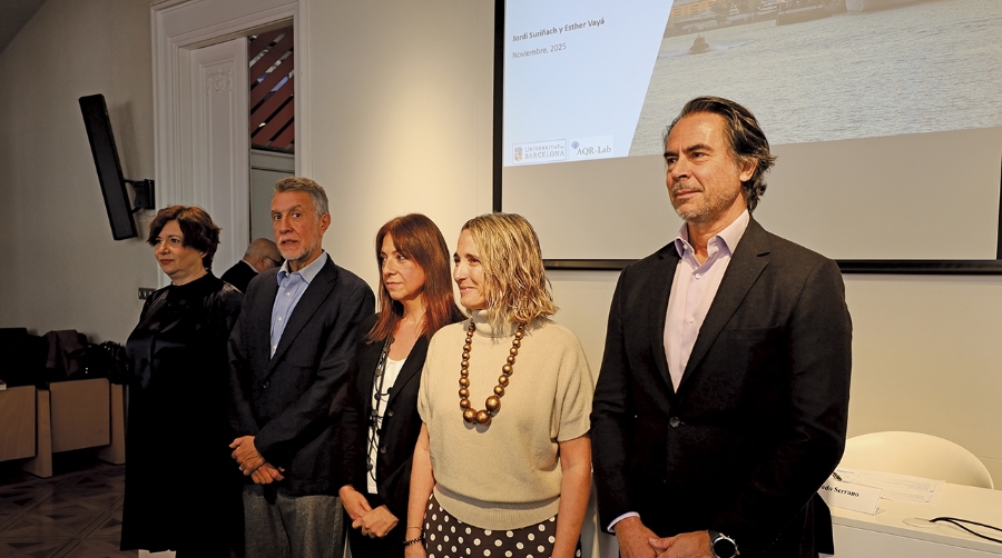 De izquierda a derecha: Mar Pérez (Port de Barcelona), Jordi Suriñach (UB y AQR-Lab), Esther Vayá (UB), Núria Burguera (Port de Barcelona) y Alfredo Serrano (CLIA). Foto: J. M.