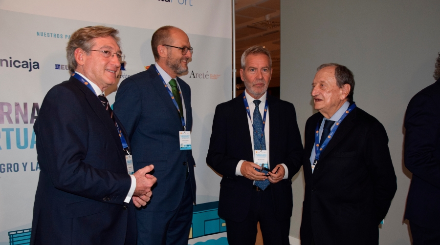 De izquierda a derecha: Rafael Carmona, presidente de la AP de Sevilla; Pedro García, director de Explotación de Puertos del Estado; José García Fuentes, presidente de la AP de Motril; y Augusto Jannone, presidente de ProSevillaPort. Foto M.C.