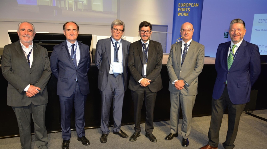 Francesc Sánchez (APV), Gerardo Landaluce (APBA), Aurelio Martínez (APV), Álvaro Rodríguez Dapena (Puertos del Estado), José Fernández (Comisión Europea), y José Luis Hormaechea (APBA). Foto: Raúl Tárrega.