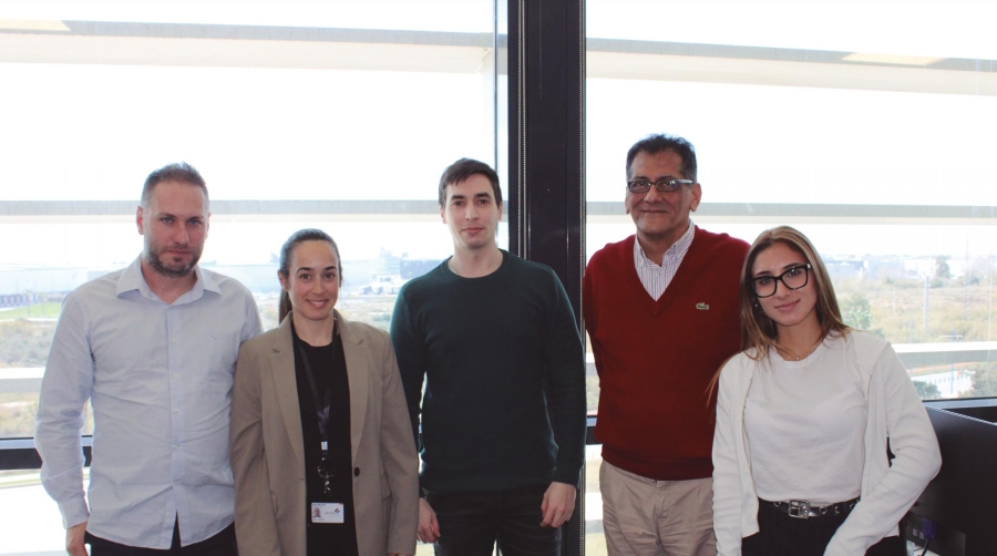 De izquierda a derecha: Jonatan Rubio, gerente de TransJJK; Irene Rubio, responsable gerente; David Rubio, ayudante de tráfico; Jesús Fidel López, jefe de Tráfico y Aitana Fuentes, administrativa.
