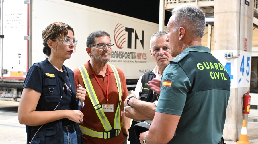 La Delegada del Gobierno en Melilla, Sabrina Moh, acompañada por el jefe de la Unidad de Protección Civil y Emergencias de la Delegación del Gobierno, Mohamed Mohamed, visitó la Estación Marítima de Melilla.