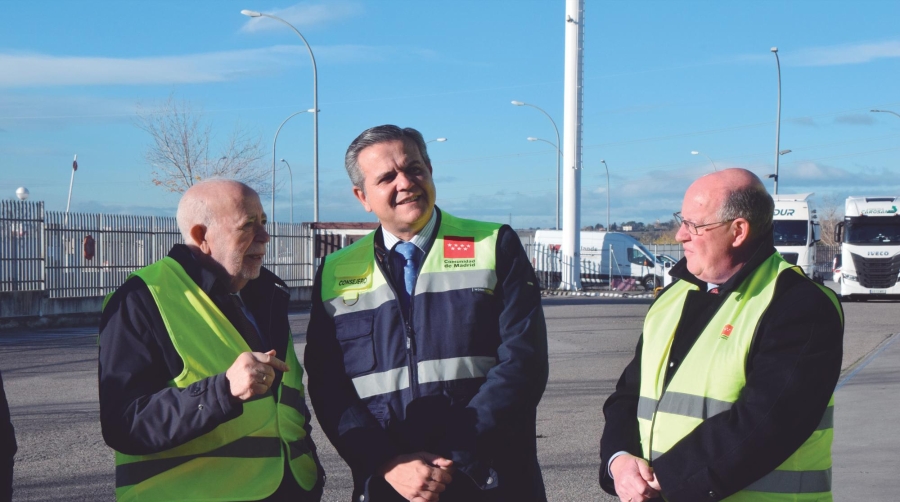 De izquierda a derecha: Ángel Lozano, fundador y presidente honorífico de Redur; Jorge Rodrigo, consejero de Transportes de la Comunidad de Madird; y Fernando Romo, alcalde de Algete. Foto M.C.