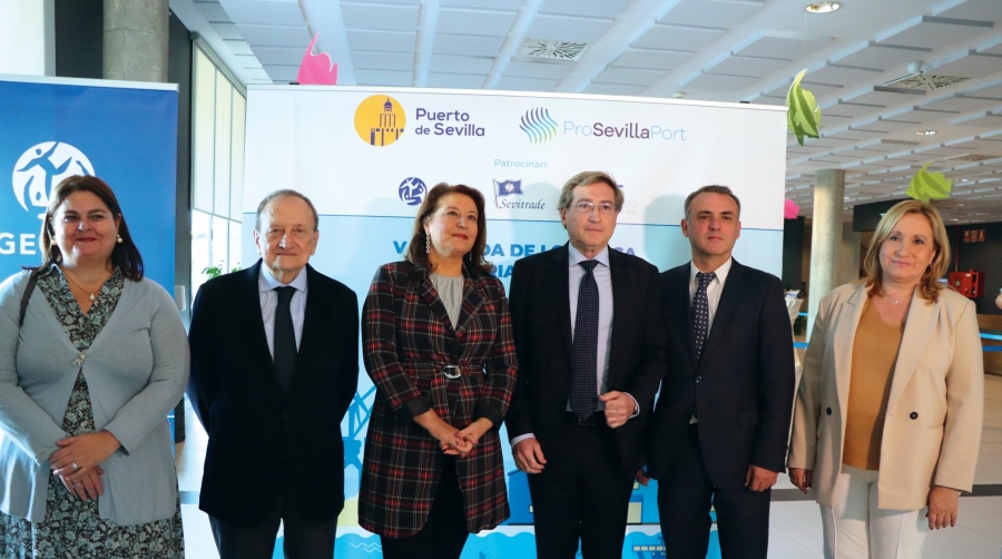 Autoridades asistentes al evento celebrado ayer. Desde la izquierda: Concepción Gallardo, delegada territorial de Sostenibilidad, Medio Ambiente y Economía azul; Augusto Janonne, presidente de ProSevilla Port; Carmen Crespo, consejera de Agricultura, Pesca, Agua y Desarrollo Rural; Rafael Carmona, presidente de la Autoridad Portuaria de Sevilla; Simón Onrubia, gerente de ProSevillaPort; y Consolación Vera, secretaria general de Agricultura.