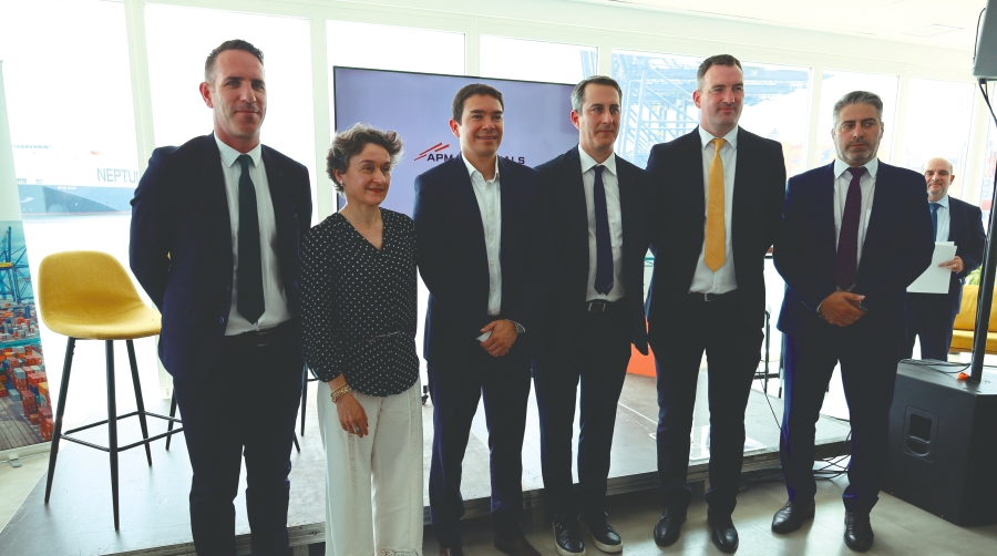 APM Terminals Valencia habilita un segundo atraque para megabuques con dos grúas STS