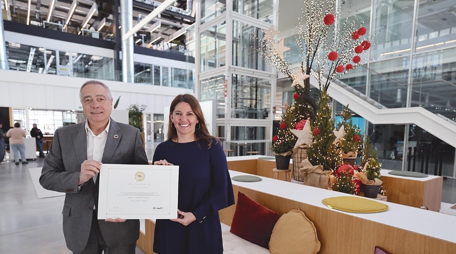 Pere Navarro, delegado especial del Estado en el CZFB, y Blanca Sorigué, directora general del CZFB, con la certificación WELL Gold.