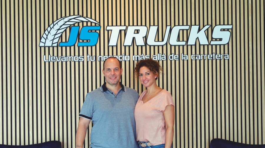 Jacob Santana, CEO de JS Trans y JS Trucks, y Miriam Ojados directora adjunta. Foto J.M.