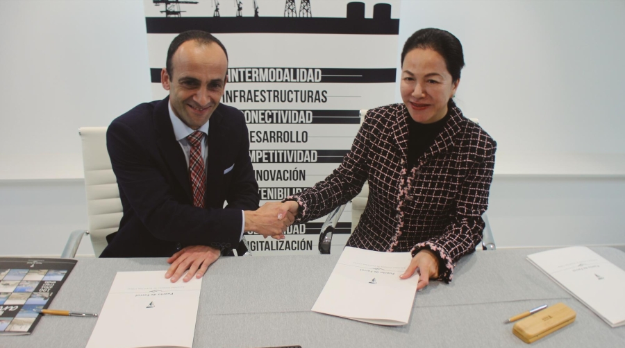Francisco Barea, presidente de la Autoridad Portuaria de Ferrol-San Cibrao, y Zheng Fang, directora ejecutiva de Arcfox Automotive España y de CEV. Foto J.P,