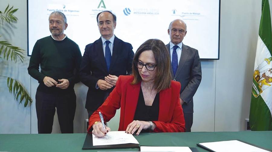 Rocio Díaz, ha firmado un acuerdo de colaboración con el presidente y consejero delegado de la Sociedad Puerto Seco de Antequera, Patrice Lafargue, y los los presidentes de la autoridades portuarias de Bahía de Algeciras, Gerardo Landaluce, y Málaga, Carlos Rubio.