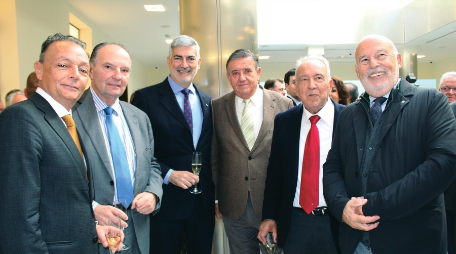 La comunidad portuaria de Valencia celebra el cóctel de Navidad más feliz de los últimos años